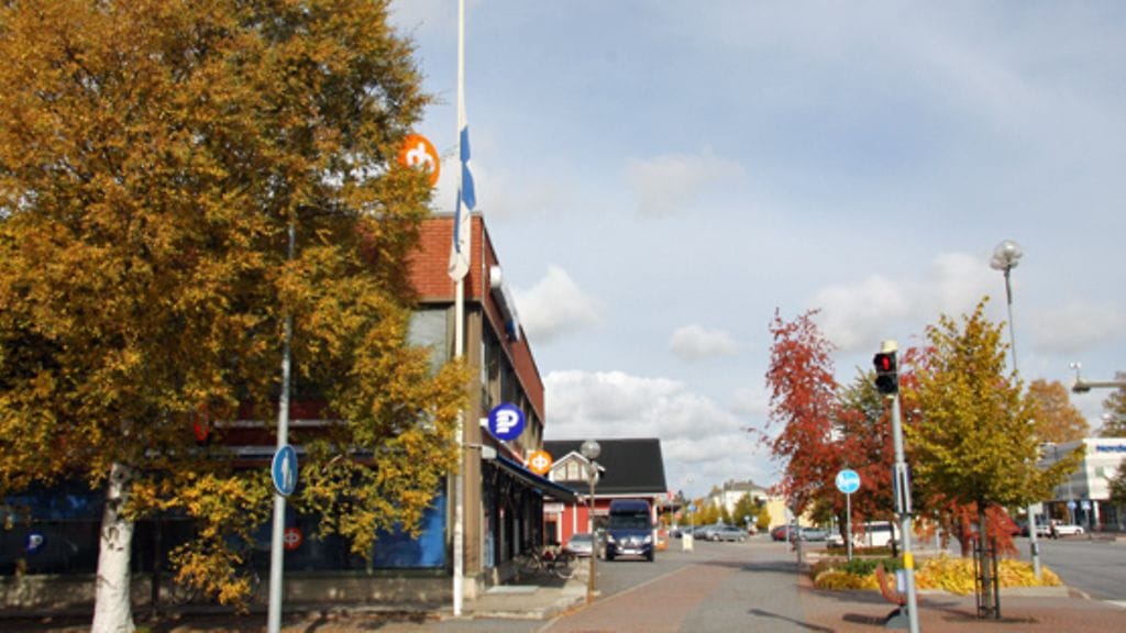 Pankin edessä suruliputettiin. (Kuva Heli Karonen/MTV Oy)