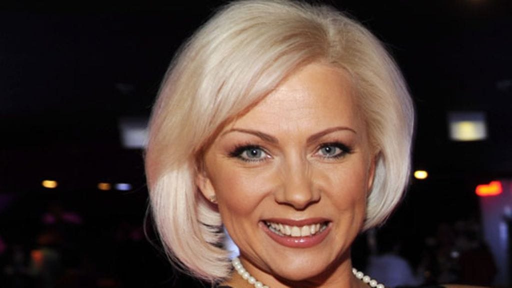 Helana-Ahti Hallberg pukeutuu naisellisesti myös politiikassa. Kuva: Lehtikuva.