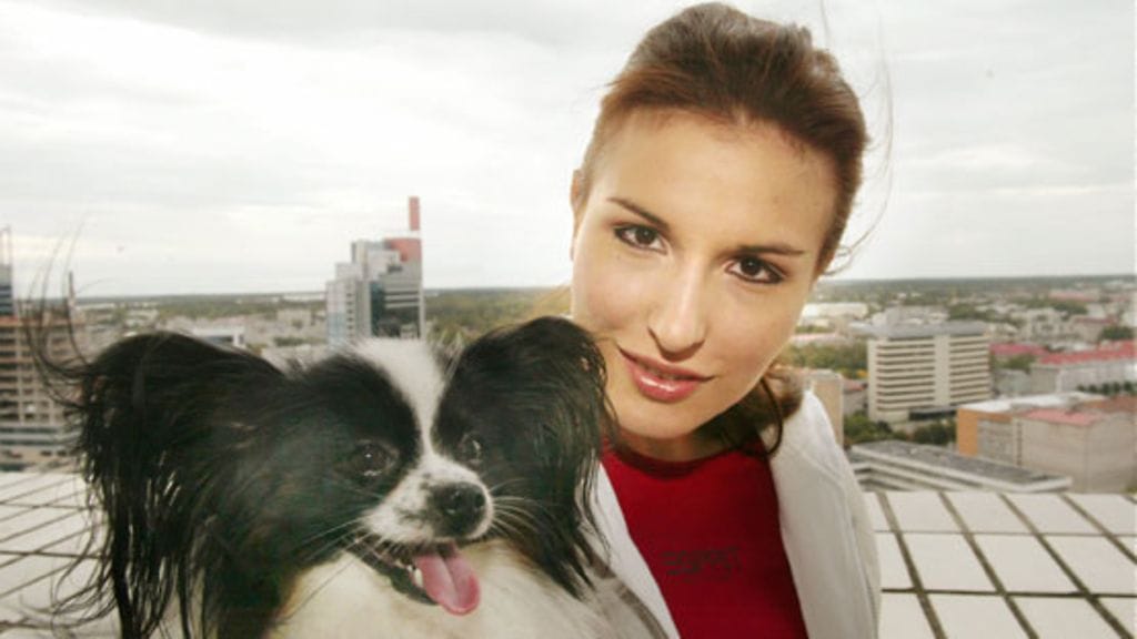 Maria perhoskoiransa kanssa syyskuussa 2003.