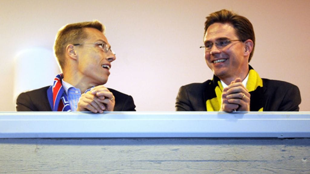 Ministeritason faneja katsomossa huivit kaulassa. HIFK:n kanttattaja ulkoministeri Alexander Stubb (vas.) ja Kalpafani valtiovarainministeri Jyrki Katainen Helsingissä 30. syyskuuta 2008 pelatussa jääkiekon SM-liigan ottelussa HIFK vastaan Kalpa.
