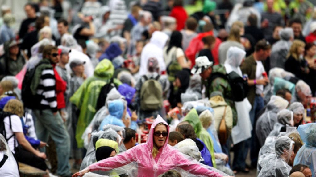 Korso oli täynnä festarikansaa sateesta huolimatta. (Lehtikuva)