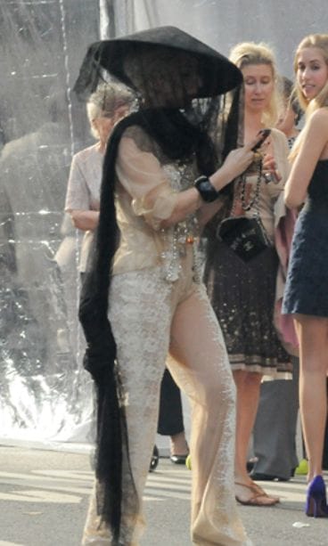 Lady Gaga siskonsa valmistujaisjuhlissa kesällä 2010.