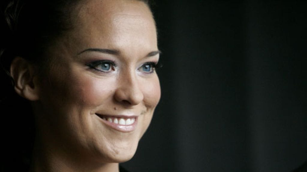 Ellen Jokikunnas juontaa Radio Aallolla.