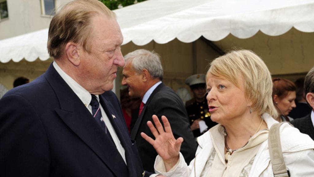 Martin Saarikangas ja Tarja Cronberg Yhdysvaltain Helsingin suurlähetystön itsenäisyyspäiväjuhlissa Helsingissä 17. kesäkuuta 2009. (kuva:Lehtikuva)