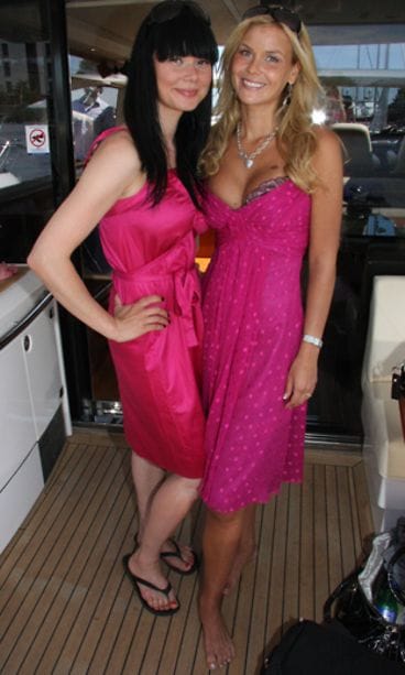 Miss Bikini 2009 -kisan järjestäjät Hanna-Mari Karhinen ja Miia Nikunen (kuva: MTV3)