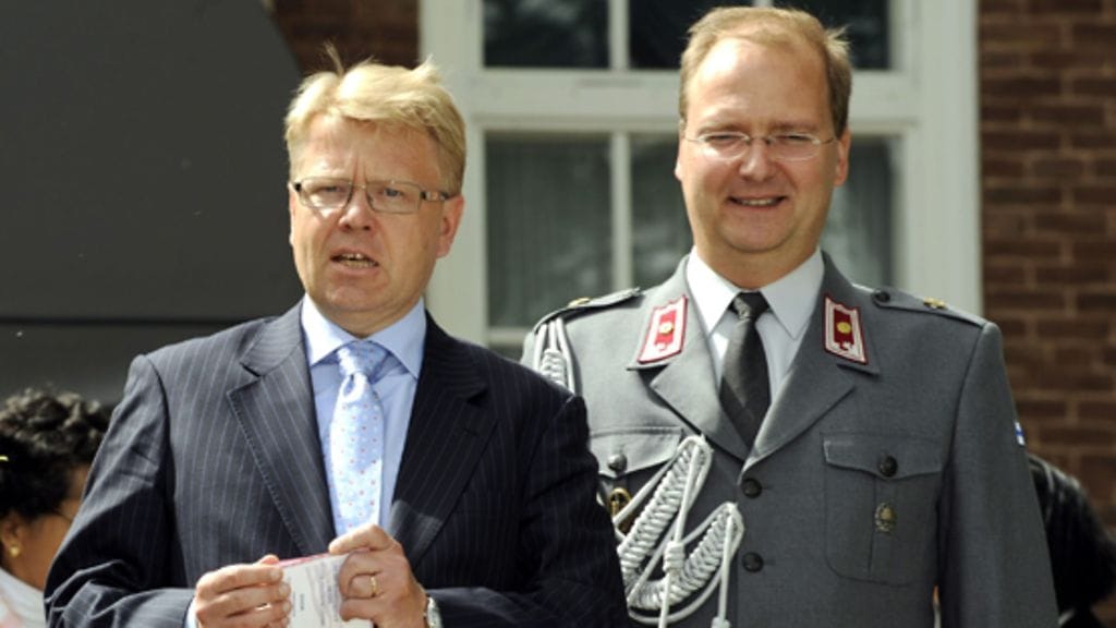 Jyri Häkämies ja majuri Markku Viitasaari Yhdysvaltain Helsingin suurlähetystön itsenäisyyspäiväjuhlissa Helsingissä 17. kesäkuuta 2009. (kuva:Lehtikuva)