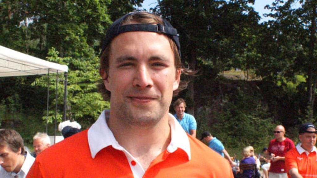 Tuomo Ruutu nautti auringonpaisteesta Kalastajatorpan tennisklubilla.