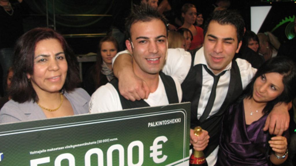 Aso perheineen voittoshekin kanssa. (Sub)