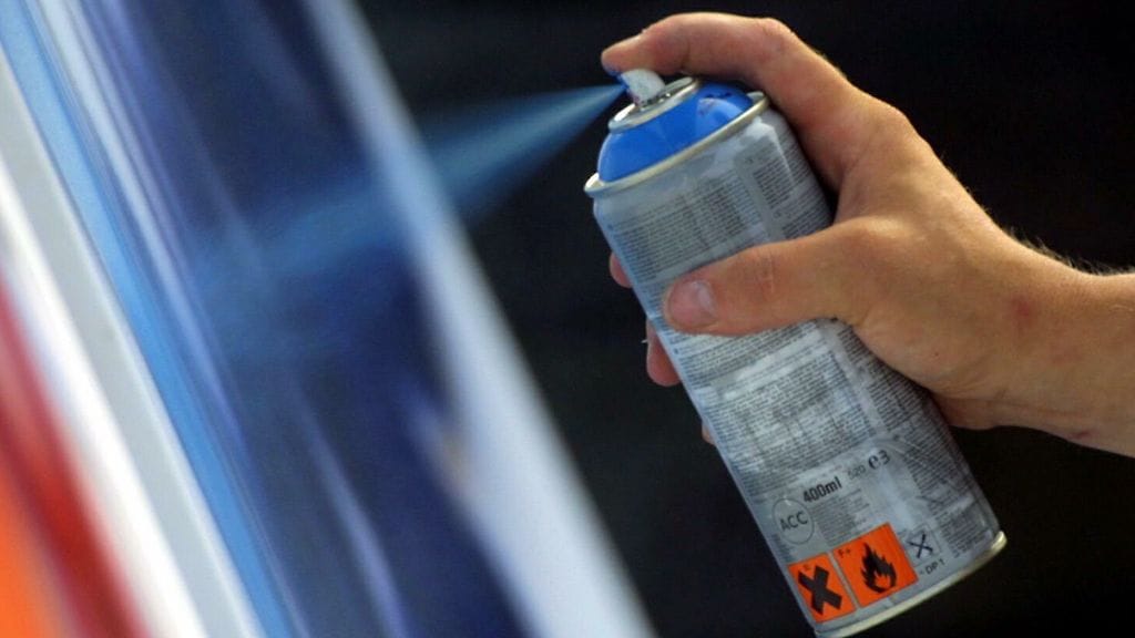 Epäilty suihkutti sivullisen kasvoille spraymaalia. Kuvituskuva.