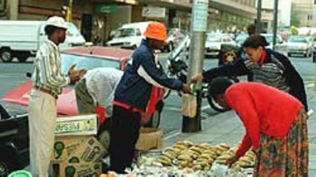 Hedelmien myyntiä kadunvarrella