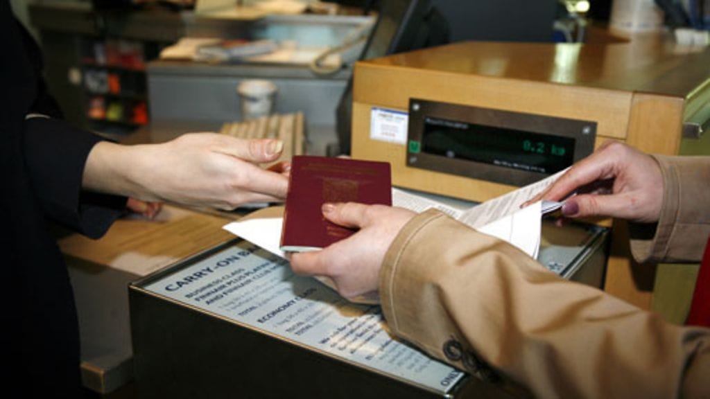 Lähtöselvitys Helsinki-Vantaan lentokentällä. (Lehtikuva)