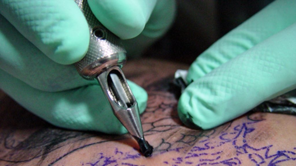 Poliisi on pidättänyt kaksi miestä syytettynä kidutuksesta heidän tatuoidessaan teinipojan otsaan ”Olen varas”-tekstin. Kuvituskuva.