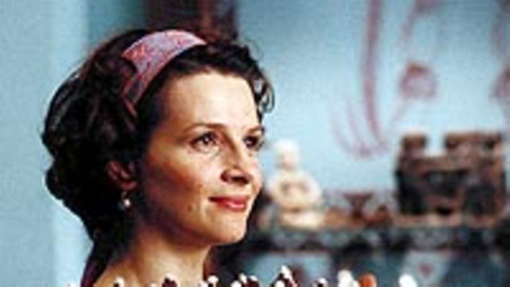 Juliette Binoche elokuvassa "Pieni suklaapuoti" (Chocolat)