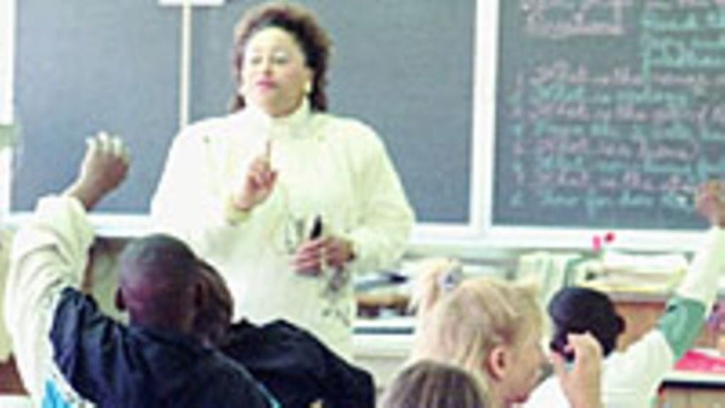 Koululaisia, viittaavat luokassa