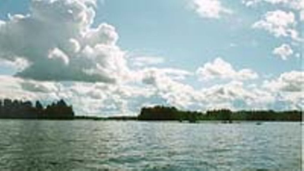 Puolipilvinen järvimaisema