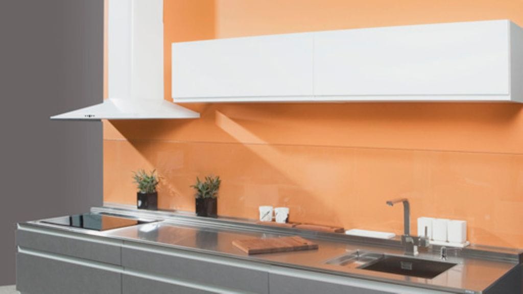 Keittiöissä näkyy juuri nyt virtaviivaisuus ja selkeys. Kalustetukku Oy