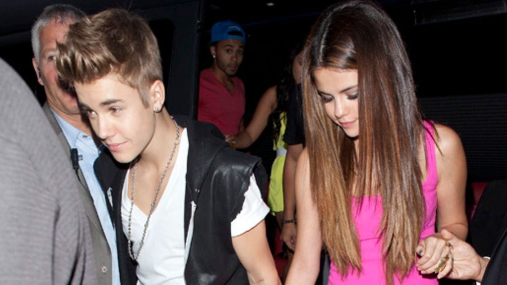 Justin Bieber ja tyttöystävä Selena Gomez juhlimassa Gomezin 20-vuotissyntymäpäivää.