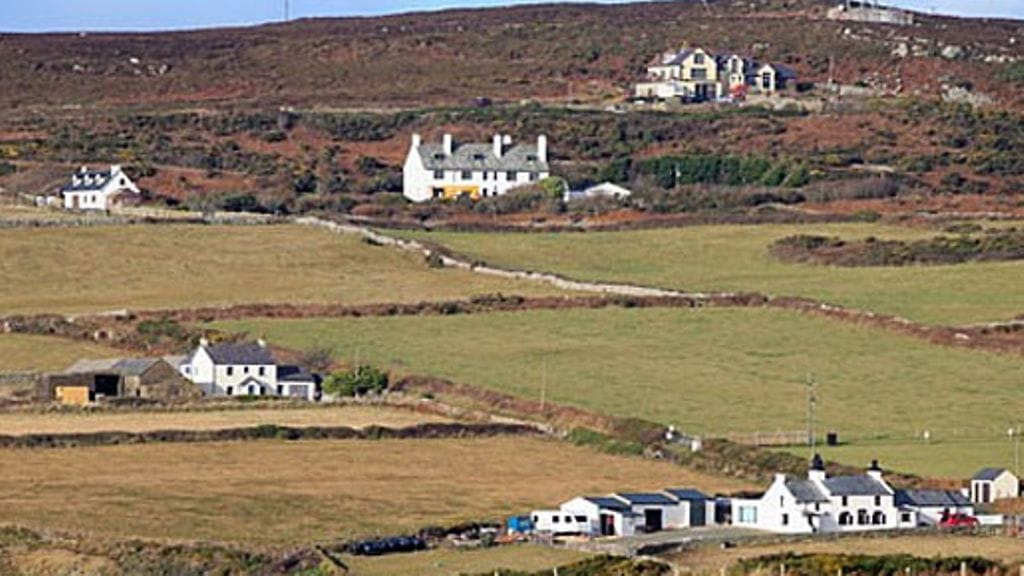 Nuoripari asustaa avion alkutaipaleen Angleseyssa, jossa prinssi palvelee maansa ilmavoimia.