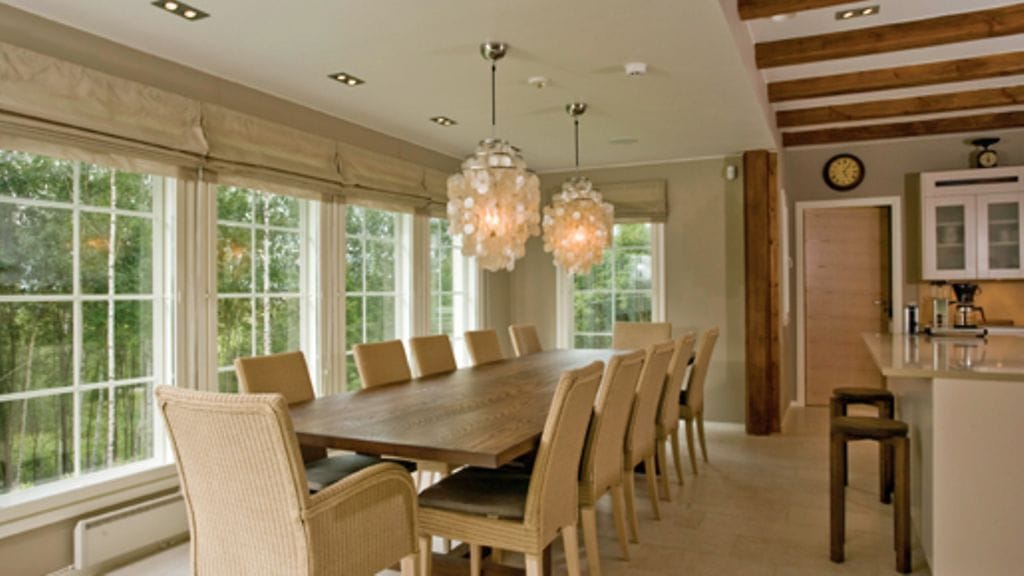 Luonnonsävyt ja materiaalit näkyvät sisustuksessa (Honka)