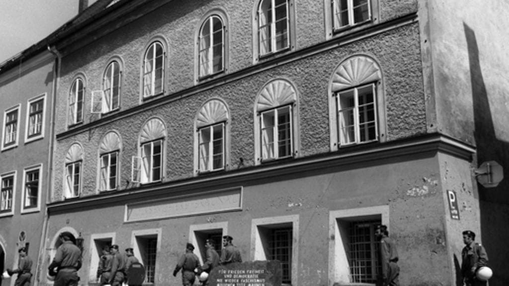 Natsidiktaattori Adolf Hitlerin synnyintalo on myynnissä 2,2 miljoonan euron hintaan. Kuva: epa