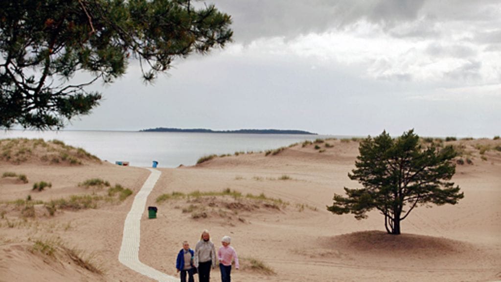 Yyterin luonnonsuojelualuetta on rakennettu vuosikymmenten kuluessa vain rajoitetusti. Nyt ainutlaatuisella dyynialueella on kuitenkin myynnissä muutamia vapaa-ajantontteja. Kuva: Lehtikuva