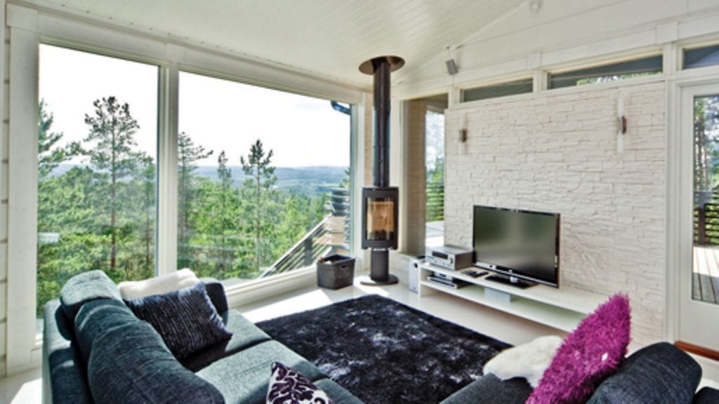 Takka lämmittää olohuoneessa (Honka)