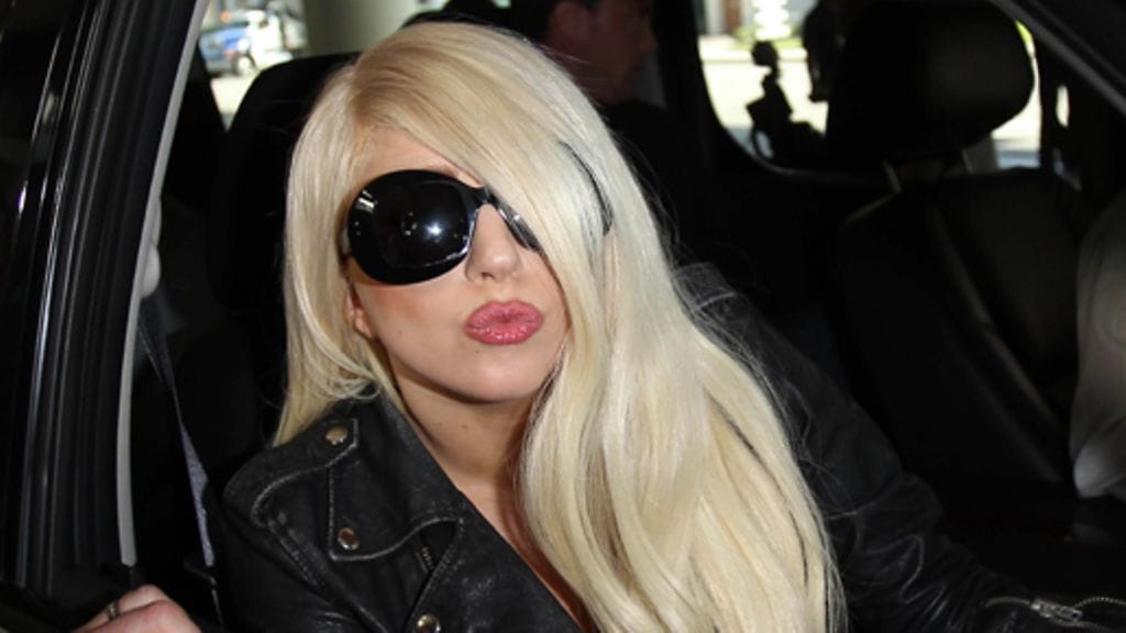 Asunnon ainoaa huonetta jakaa lasinen väliovi.