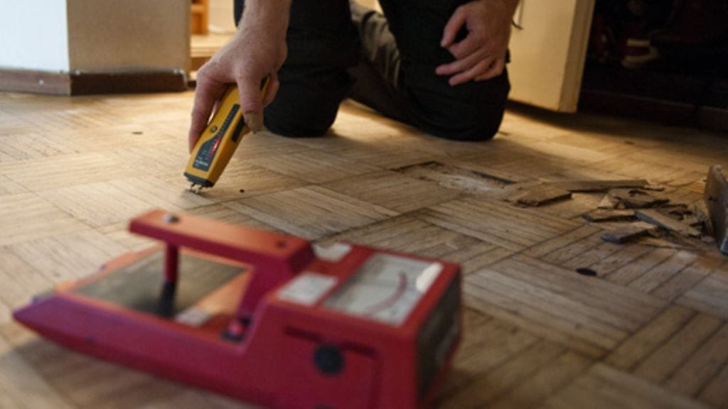 Puun kosteutta mitataan puunkosteusmittarilla.