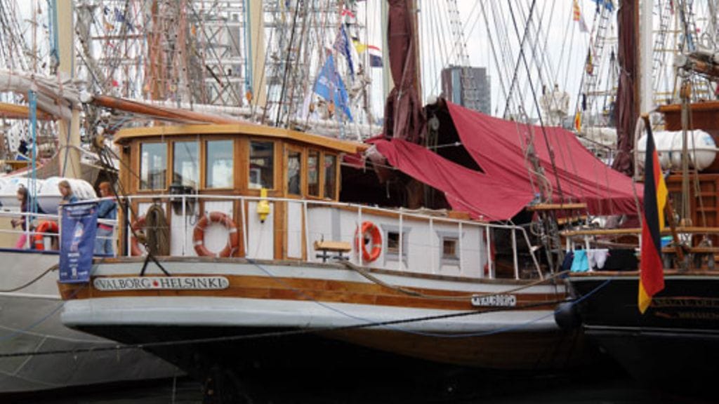 Ville Jaakola työskentelee talvet asiantuntijatehtävissä puku päällä. Vapaa-aikansa hän viettää laivassa.