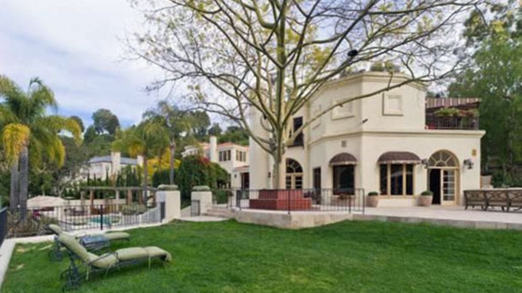 Tyrmäävän upealla pihalla on uima-allas ja patio.