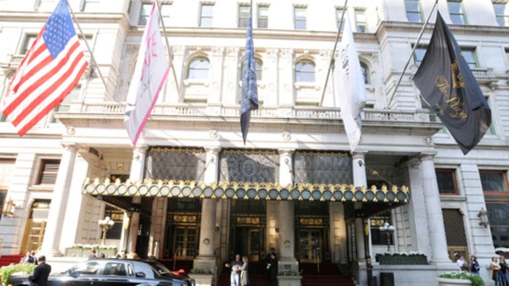 Plaza-hotellin kolmeen ylimpään kerrokseen sijoittuva huoneisto on nyt myynnissä.