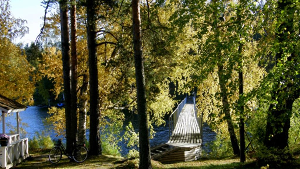 Saarelle pääsee kävelysiltaa pitkin.