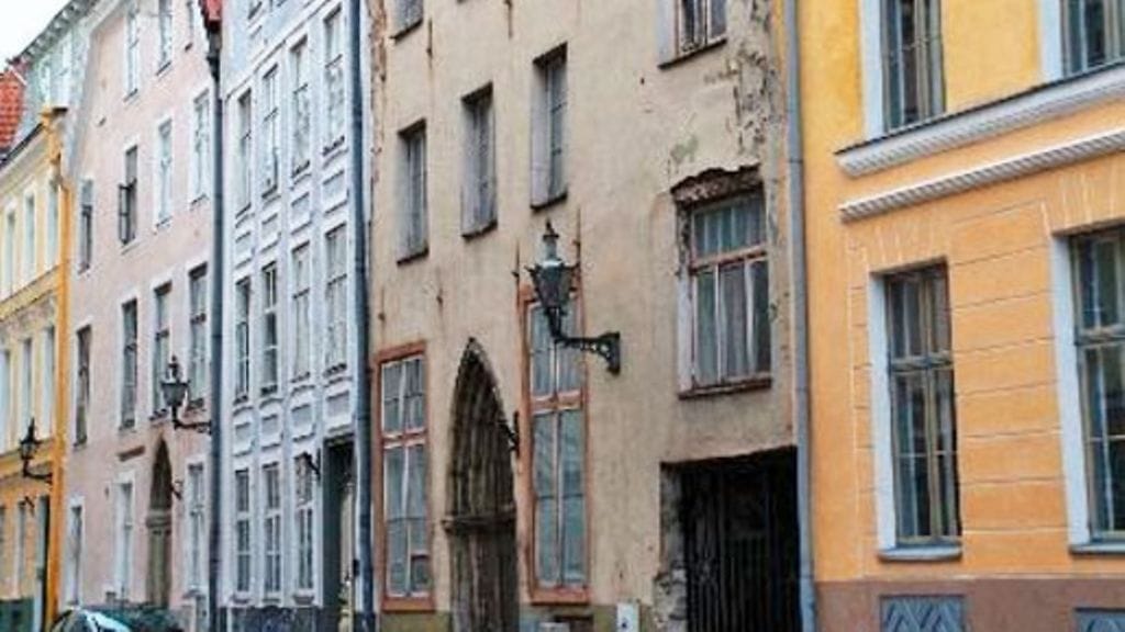 Jokakodista löytyvä kohde on kuvassa keskellä, sen pyyntihinta on kaksi miljoonaa euroa.