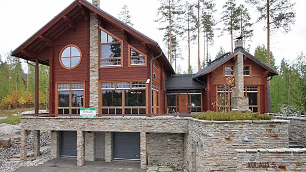 Näyttävän huvilan saa omakseen 1,89 miljoonalla eurolla.