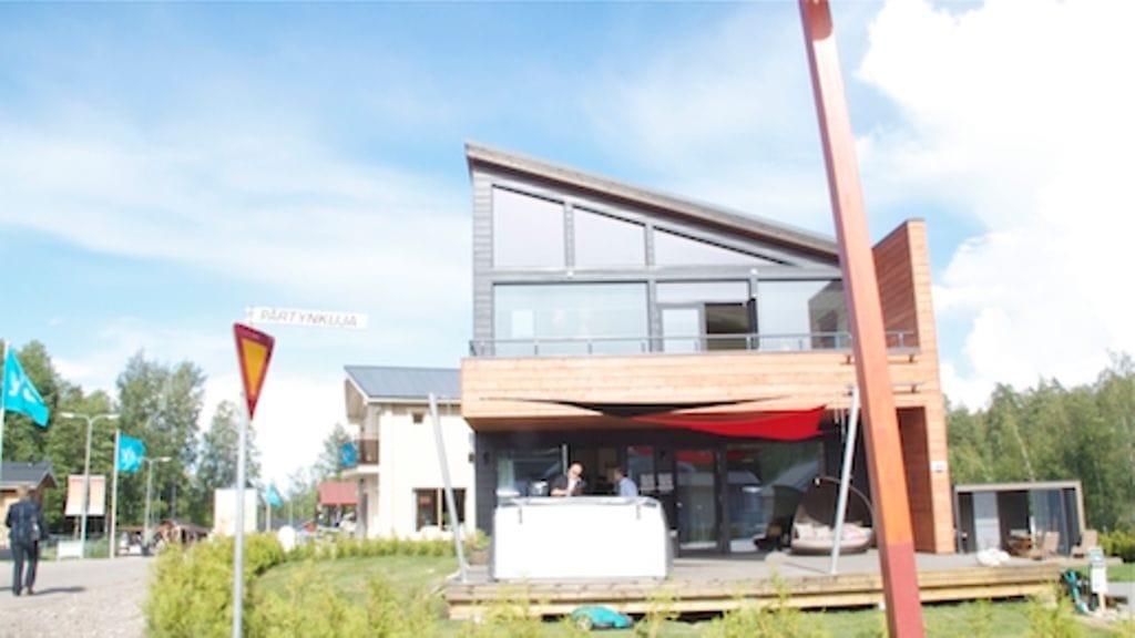Villa Gardensiksi nimetyn loma-asunnon ulkosivu on nykyaikaisen linjakas.