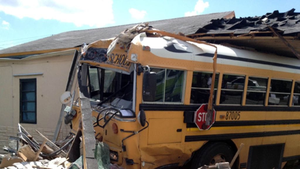 Lapsia kyyditsemässä ollut koulubussi paiskautui omakotitalon läpi.