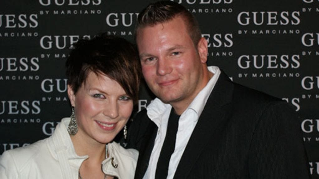 Heidi ja Kimmo Kyrö viihtyvät Hämeenlinnassa, jonne he remontoivat itse laulustudion.