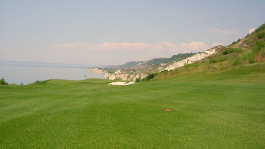 Uutuuttaan hohtava golf-kenttä on Gary Playerin suunnittelema. Se avattiin viime vuonna.