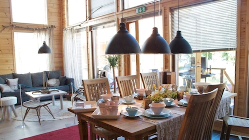 Tupakeittiö on kaunis. Ruokailuryhmää ja oleskelutilaa yhdistävät samat värisävyt sekä samanlaiset lamput. Isot ikkunat tuovat tilaa paitsi valoa, myös avaruutta. Huomaa hauskat verhotangot, jotka on tehty oksista!