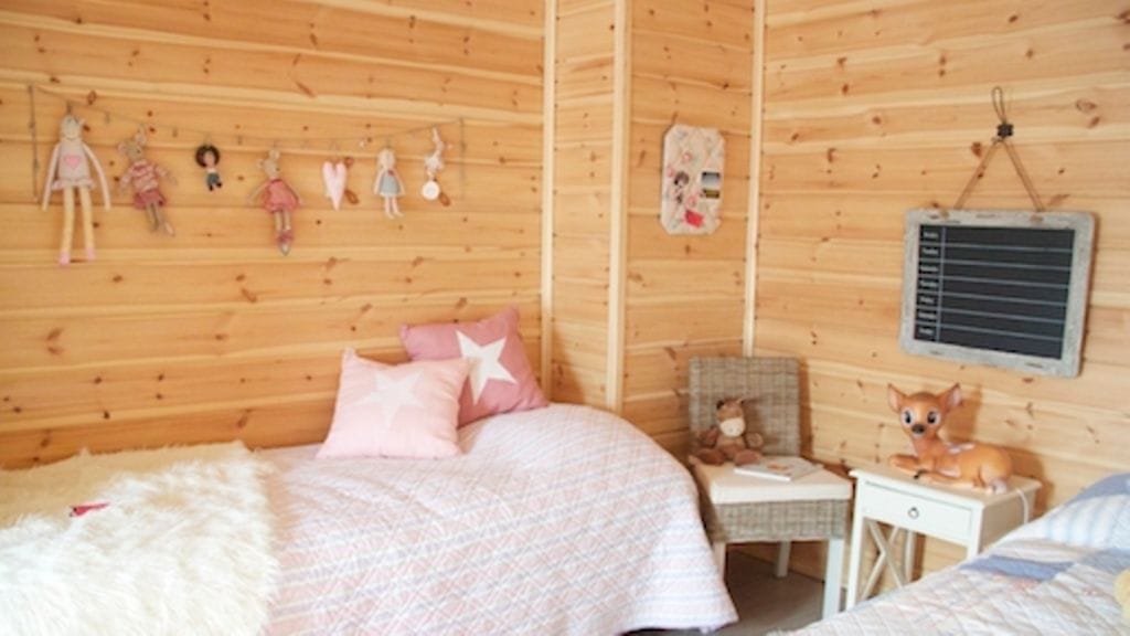 Söpö lastenhuone on sisustettu pastellisävyin. Kiva sisustusidea on ripustaa rakkaimmista leluista punottu nauha seinälle.