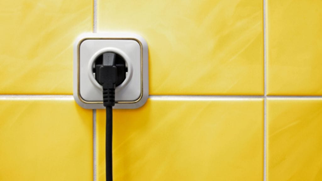 Urakoitsijan tekemä pöytäkirja toimii vakuutuksena sähköasennusten turvallisuudesta.