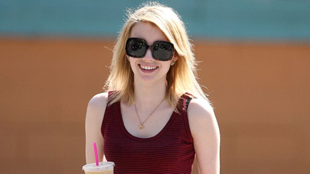 Emma Roberts teki ensiroolinsa valkokankaalla vain 9-vuotiaana. Sittemmin hän on debytoinut myös poplaulajana. Emma on tottunut salamavaloihin, sillä hänen tätinsä on näyttelijätär Julia Roberts. Emma muistetaan muun muassa Blow-, Scream 4- ja Aquamarine-elokuvista.