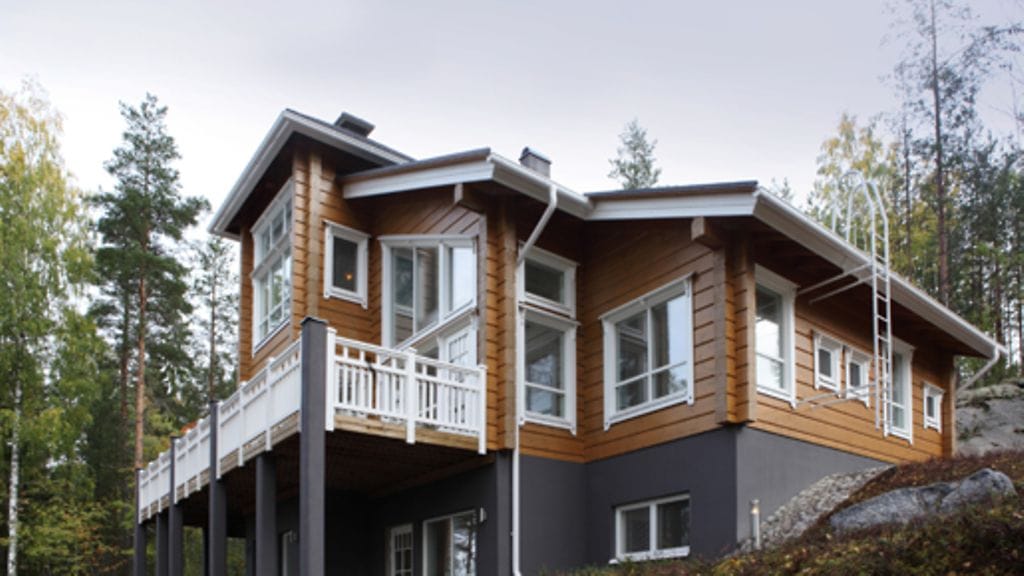 Villa Vanillaksi nimetty hirsihuvila komeilee kauniilla paikalla Kangasniemellä.