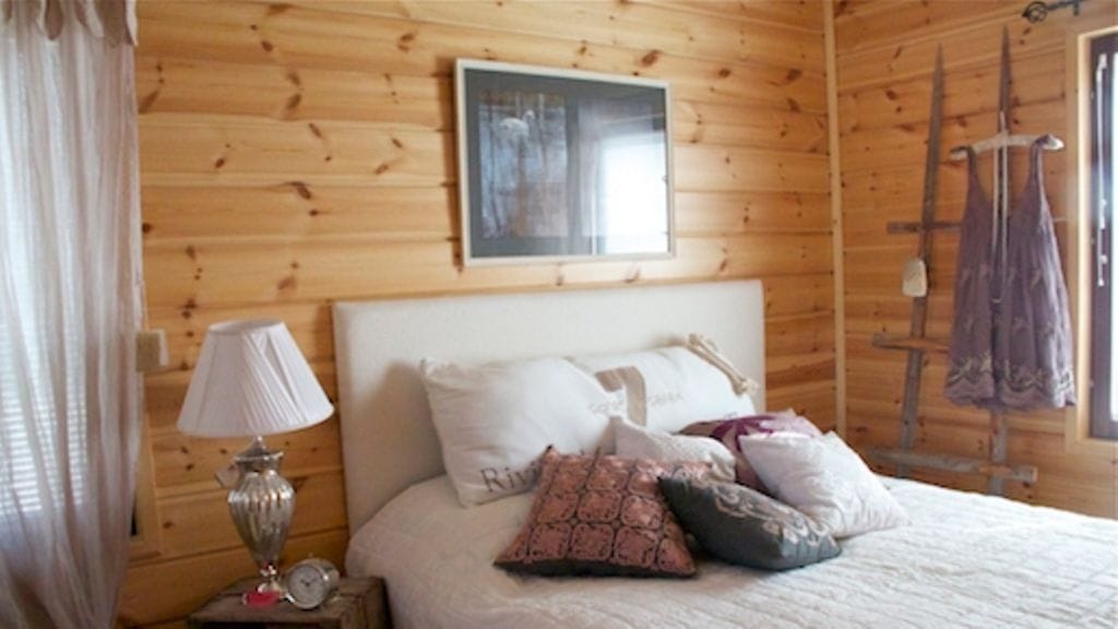 Muhkeutta makuuhuoneeseen tuo tyynysommitelma, joka houkuttelee höyhensaarille. Hauska vaateripustin syntyy vanhoista tikapuista!