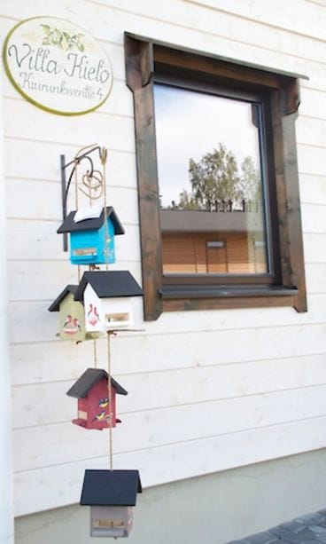 Villa Kielon ovella messuvieraat vastaanotti hauskat lintulaudat.