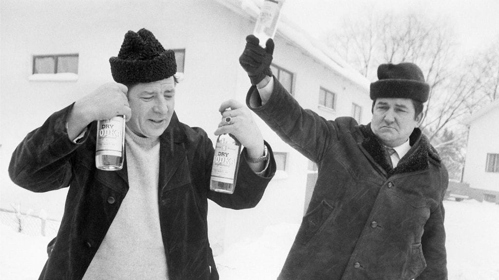 Kaksi suomalaista miestä Keravan Alkon edustalla 26. helmikuuta 1971. Alkon lakko sulki myymälät Helsingissä, mikä aiheutti ryntäyksen Helsingin lähistöllä avoinna oleviin Alkon myymälöihin. Näiden miesten kärsivällinen jonotus palkittiin. Ostoslistalla Dry Vodkaa ja Koskenkorvaa.