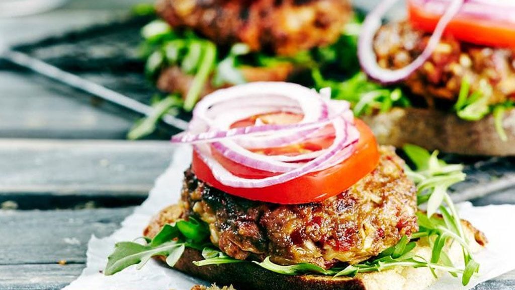 Kuvassa Chorizo-burger, linkki reseptiin alempana jutussa.
