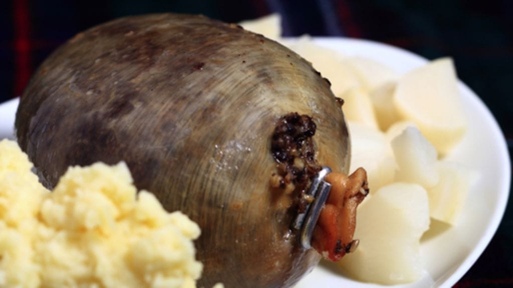 Kuvassa skotlantilainen herkkuruoka haggis.