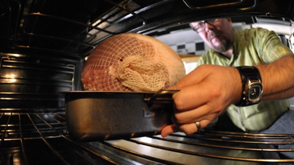 Joulukinkku menossa uuniin helsinkiläiskodissa joulun aatonaattona 23. joulukuuta 2011.