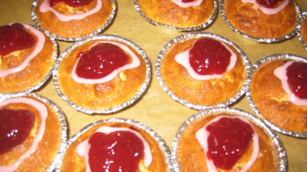 Kevennetyt Runebergin tortut.